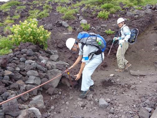 登山道パトロール左側